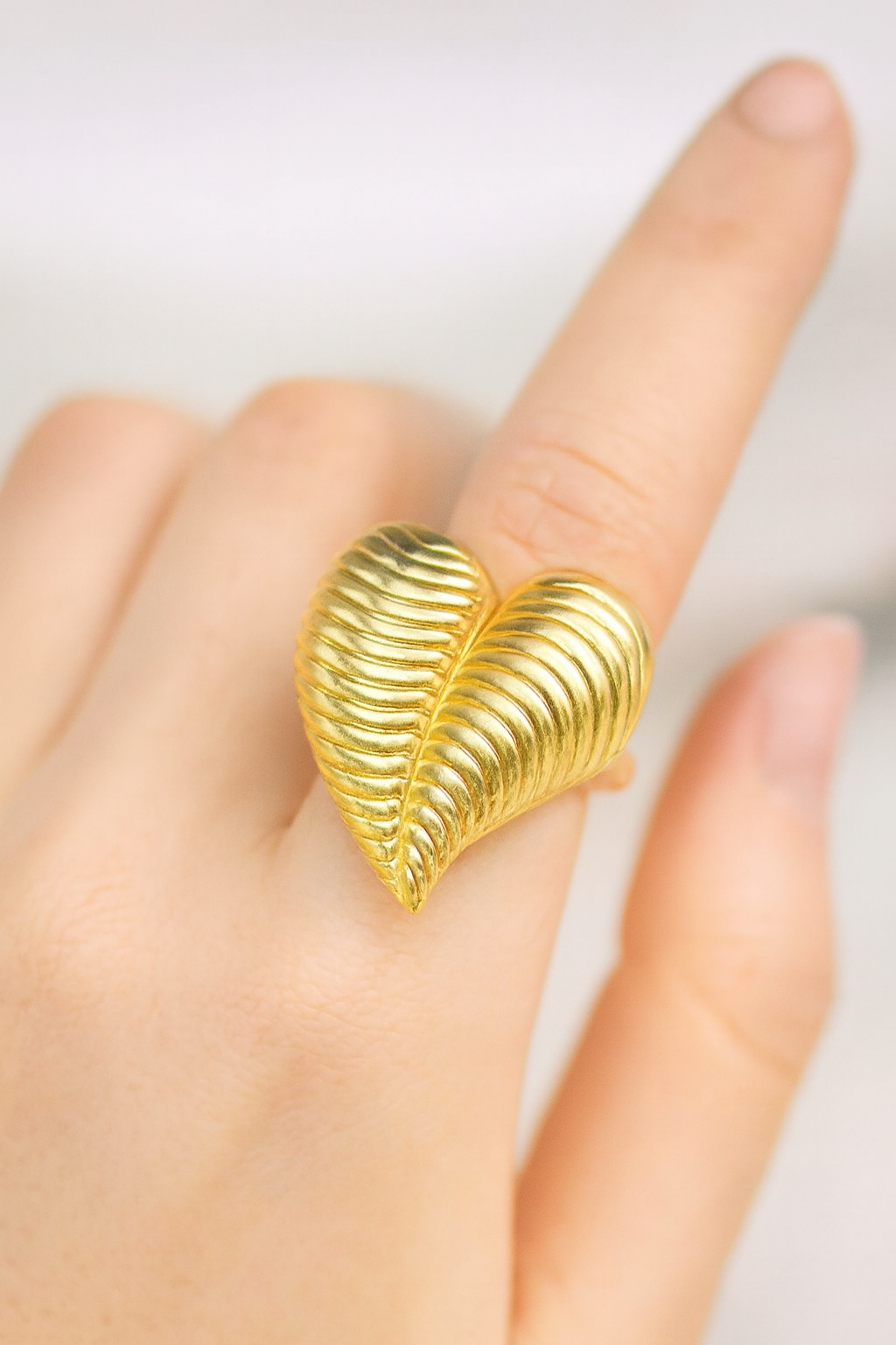 Sculpted Gold Heart Ring – Ribbed Radiance