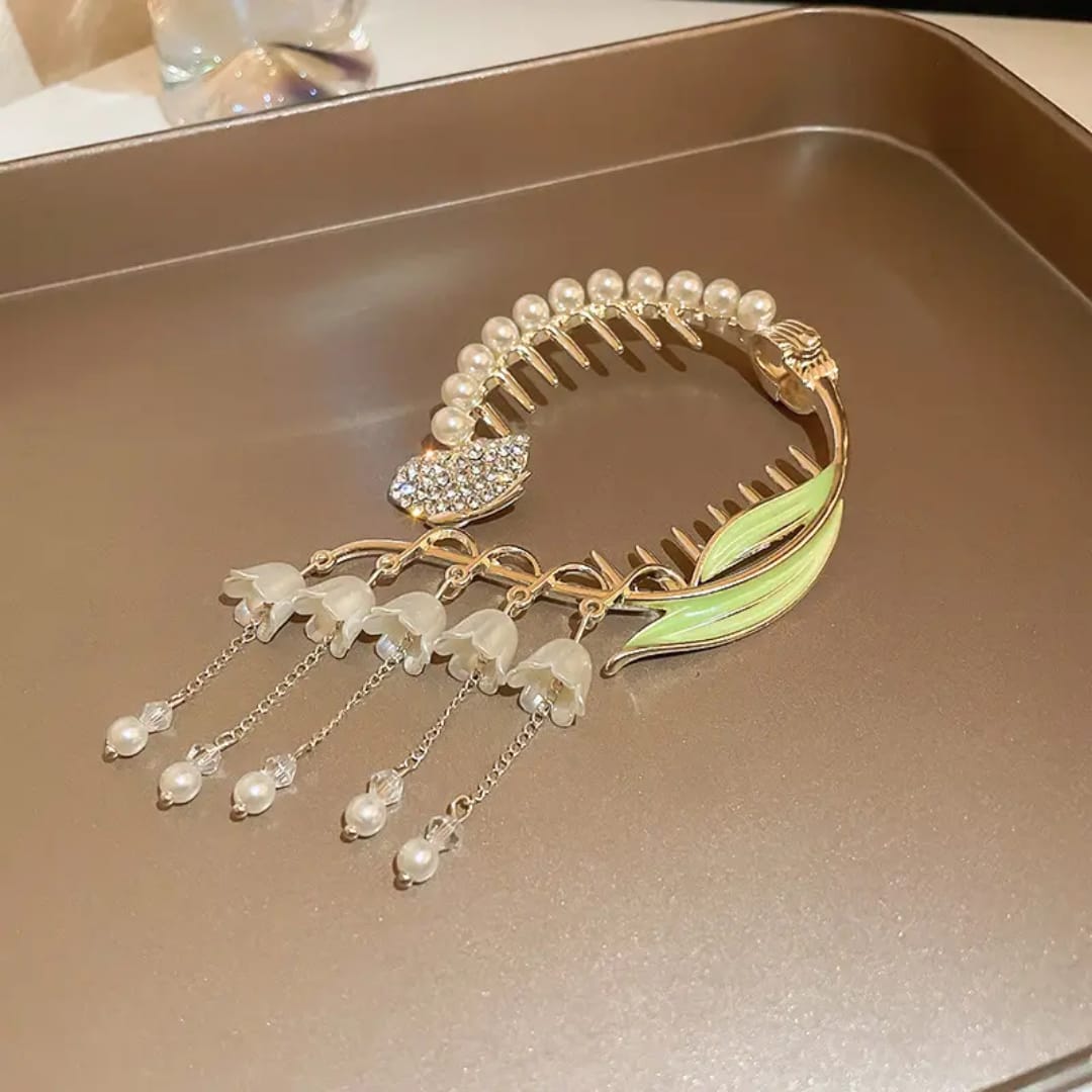 Verdant Pearl Tassel Comb Clip