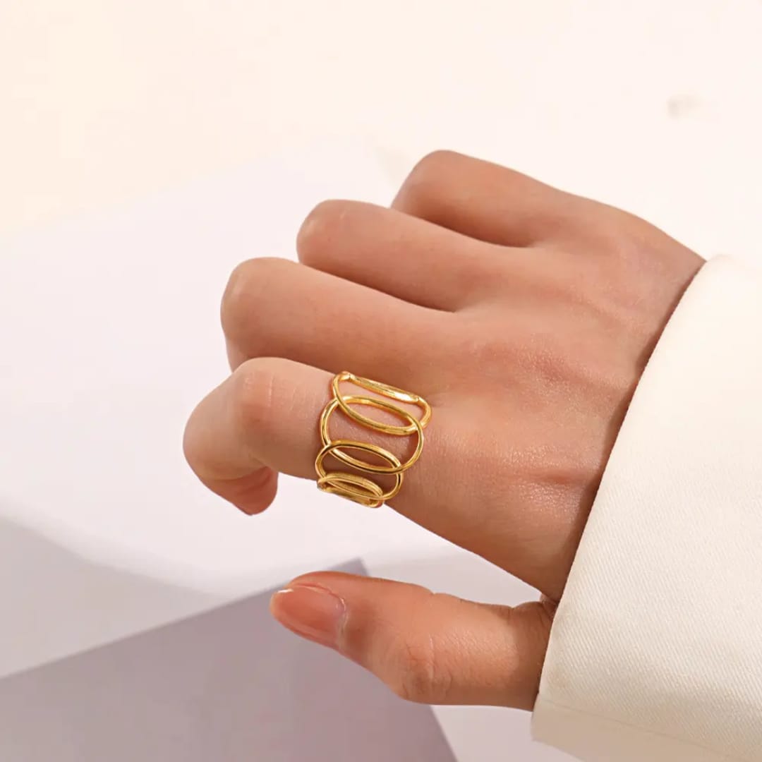 Interlinked Elegance Gold Ring