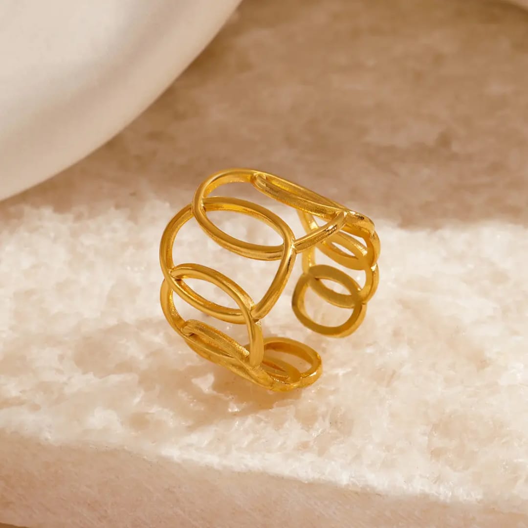 Interlinked Elegance Gold Ring