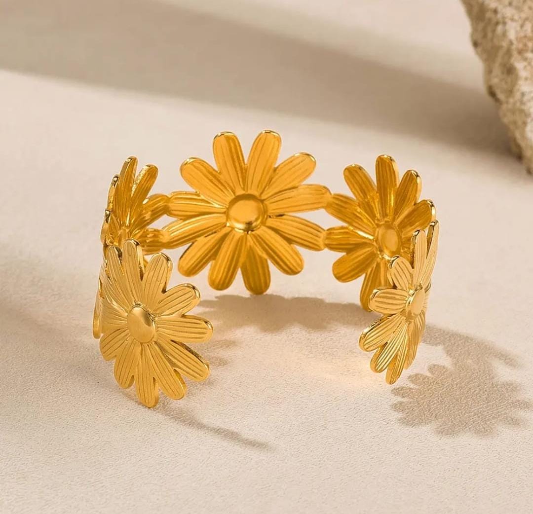 Golden Daisy Bloom Bracelet