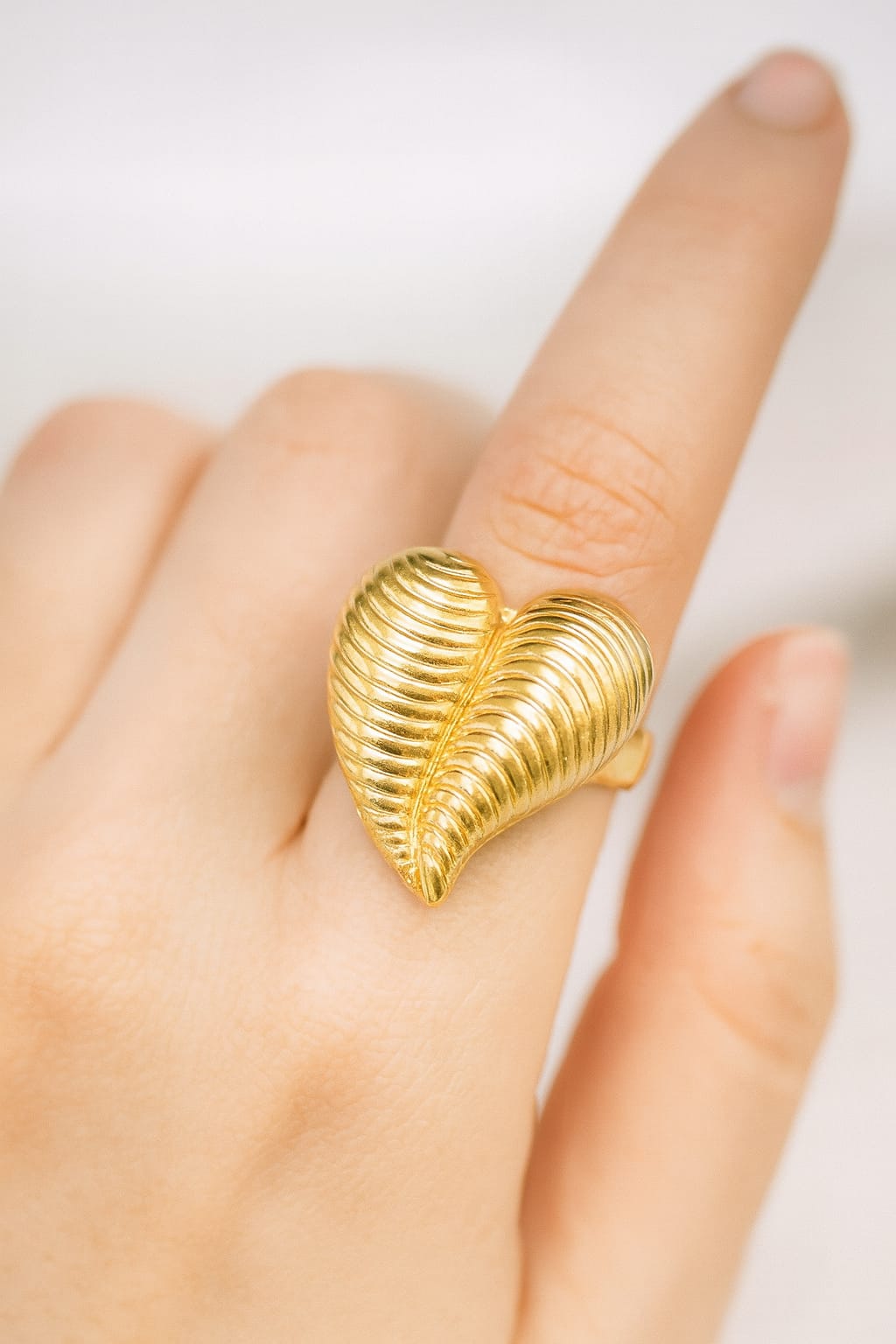 Sculpted Gold Heart Ring – Ribbed Radiance