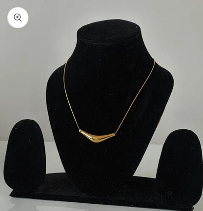 Sculpted Gold Droplet Necklace