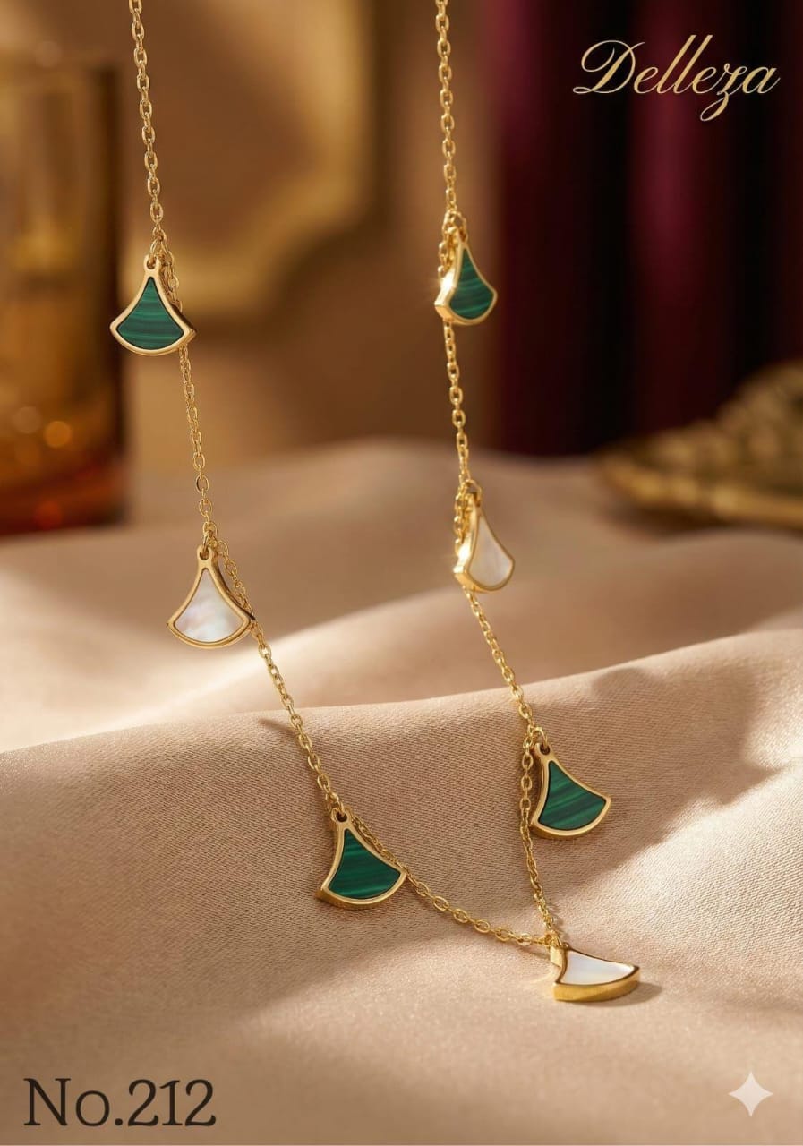 Delleza Fan Pendant Necklace