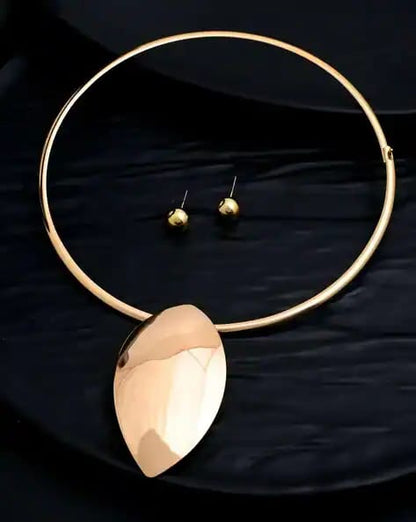 Era Bloom: Gold Leaf Pendant Necklace