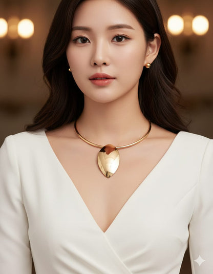 Era Bloom: Gold Leaf Pendant Necklace