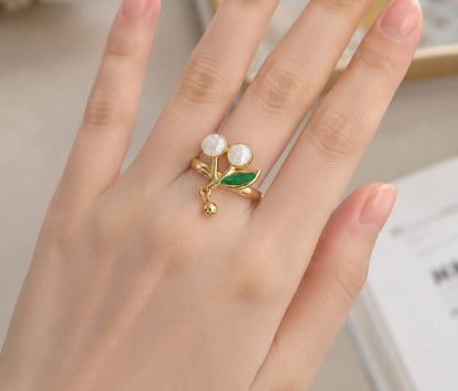 Leaf Charm Gold Ring