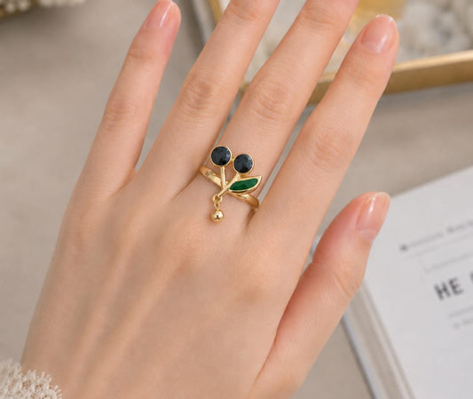 Leaf Charm Gold Ring
